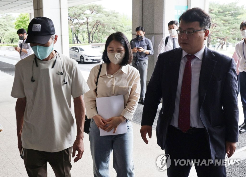 북한 피살 공무원 유족 고발인 조사 출석