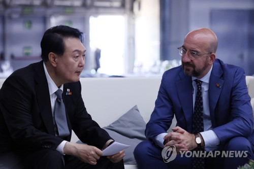 유럽연합 상임의장과 약식 회담하는 윤석열 대통령