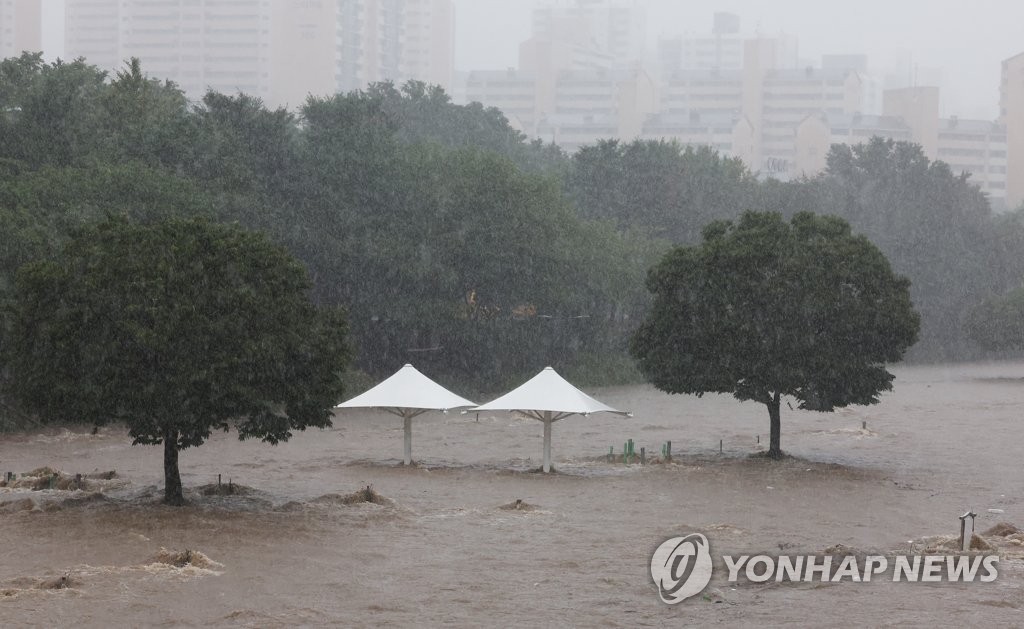 大雨で河川の水位上昇 大雨で河川の水位上昇