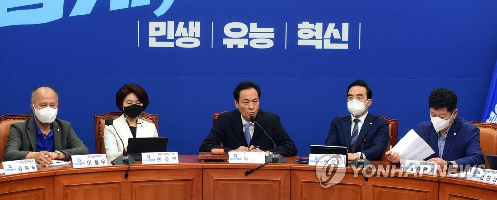 발언하는 우상호 비상대책위원장