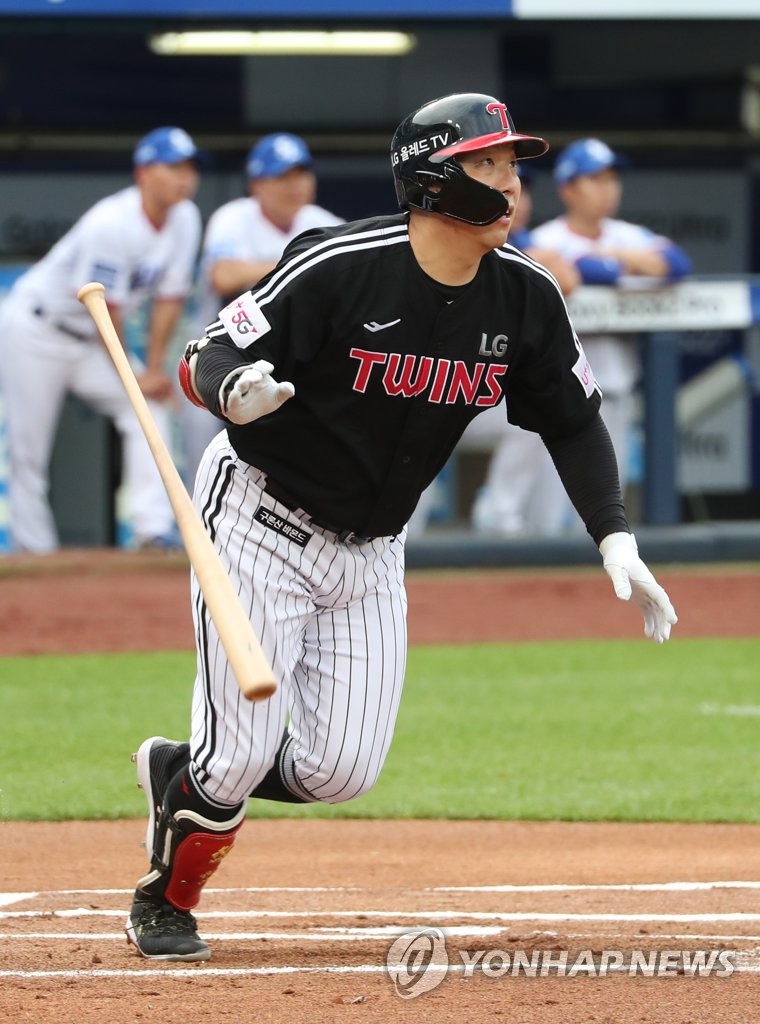 Kim Hyun-soo of the LG Twins tosses his bat after hitting a two-run home run against the Samsung Lions during the top of the first inning of a Korea Baseball Organization regular season game at Daegu Samsung Lions Park in Daegu, 290 kilometers southeast of Seoul, on July 5, 2022. (Yonhap)