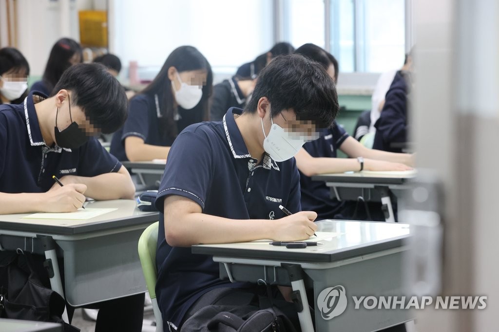 7월 모의고사 치르는 고3 수험생들
