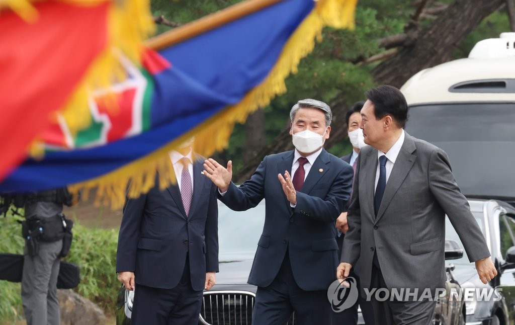 President Yoon Suk-yeol (R) and Defense Minister Lee Jong-sup walk together to a meeting with top commanders at the Gyeryongdae military headquarters, 160 kilometers south of Seoul, on July 6, 2022. (Yonhap)