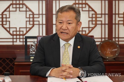 연합뉴스와 인터뷰 하는 이상민 장관