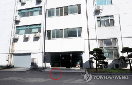 인하대 여대생 사망…발견 지점에 남은 혈흔 자국