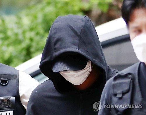 영장심사 출석하는 인하대 사망사고 가해 혐의 남학생