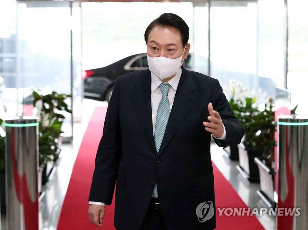 질문에 답하는 윤석열 대통령
