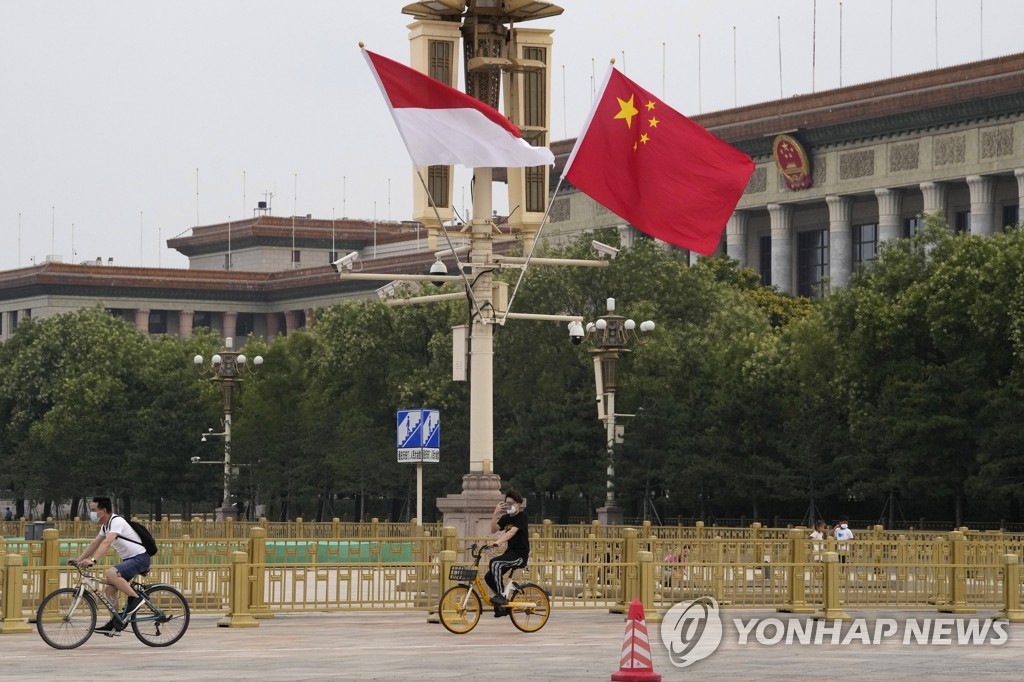 중국 베이징 거리에 내걸린 오성홍기와 인도네시아 국기
