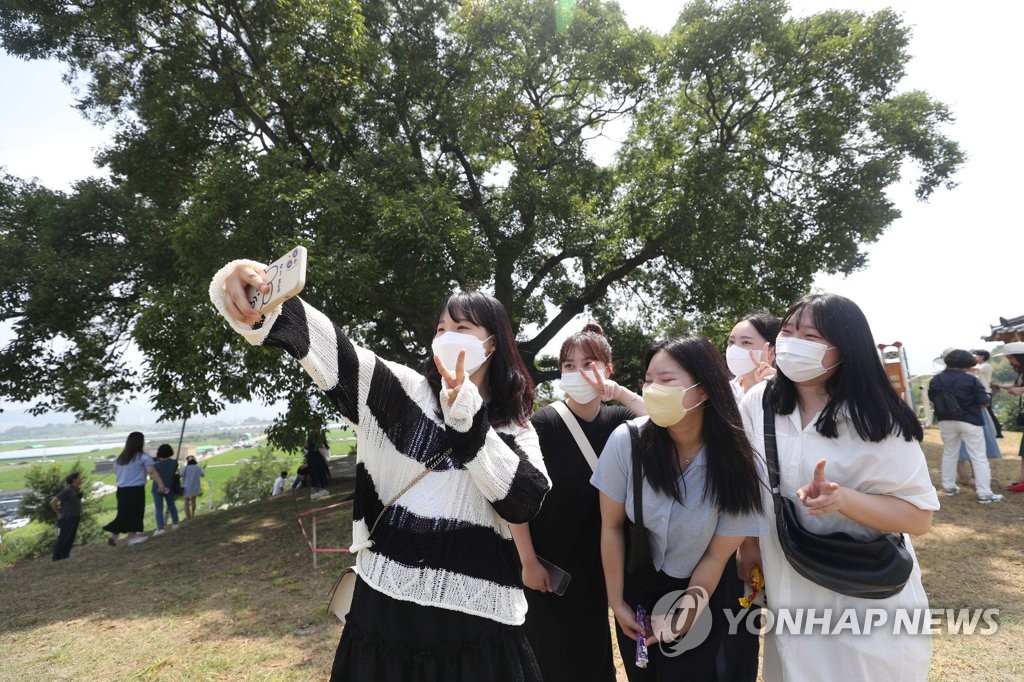 '이상한 변호사 우영우' 팽나무 앞에서