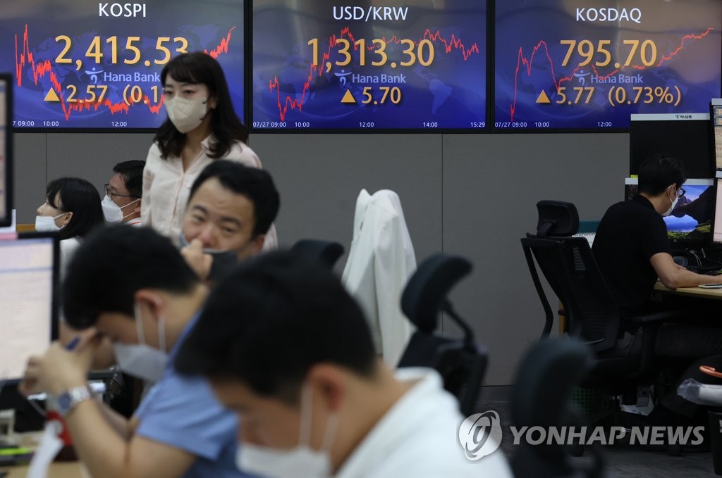 This photo, taken July 27, 2022, shows movements of South Korea's stocks and currency on monitors at a Hana Bank dealing room in Seoul. (Yonhap)