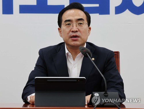 원내대책회의에서 발언하는 박홍근 원내대표