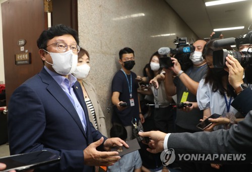 비공개 최고위 회의결과 설명하는 박형수 대변인