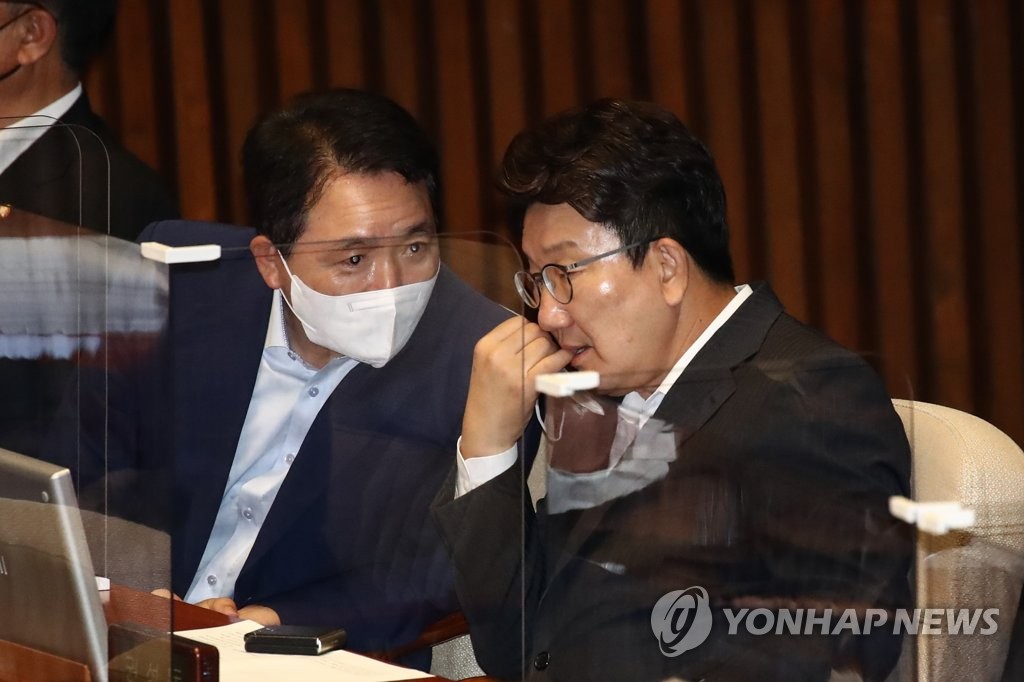 대화하는 국민의힘 지도부