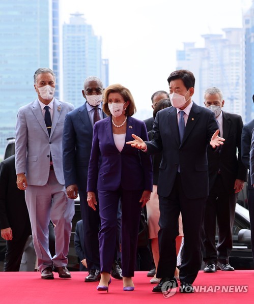 펠로시 하원의장과 함께 국회 본관 향하는 김진표 국회의장