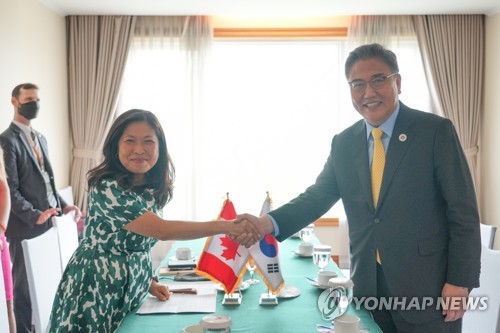 캐나다와 양자 회담 갖는 박진 장관