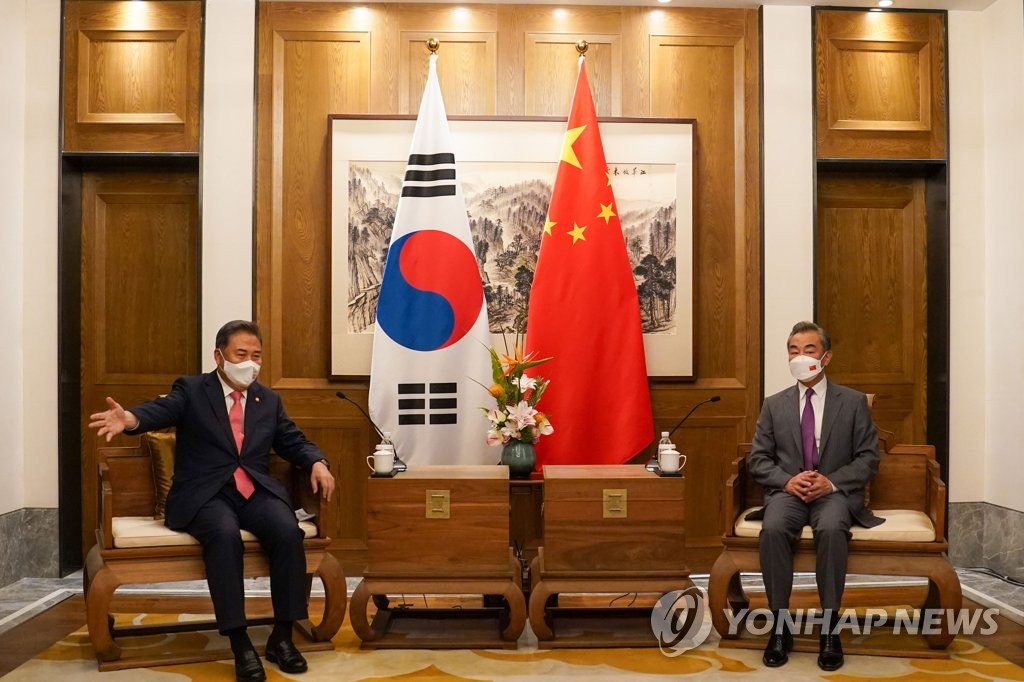 Foreign ministers of S. Korea, China meet in Qingdao Foreign ministers of S. Korea, China meet in Qingdao