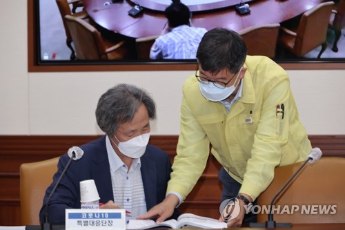 정기석 위원장과 대화하는 이기일 차관
