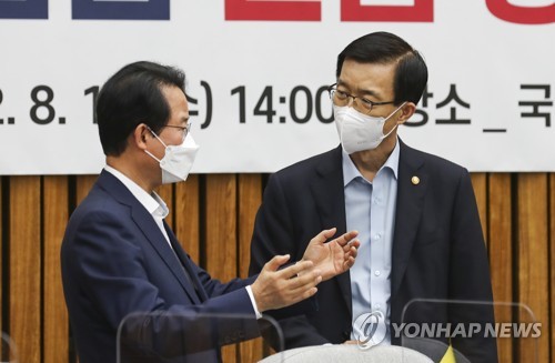 방문규 국무조정실장과 대화하는 류성걸