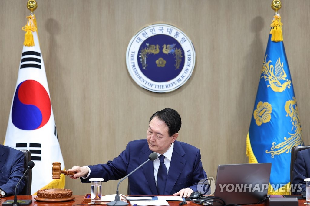 임시 국무회의 개의 선언하는 윤석열 대통령