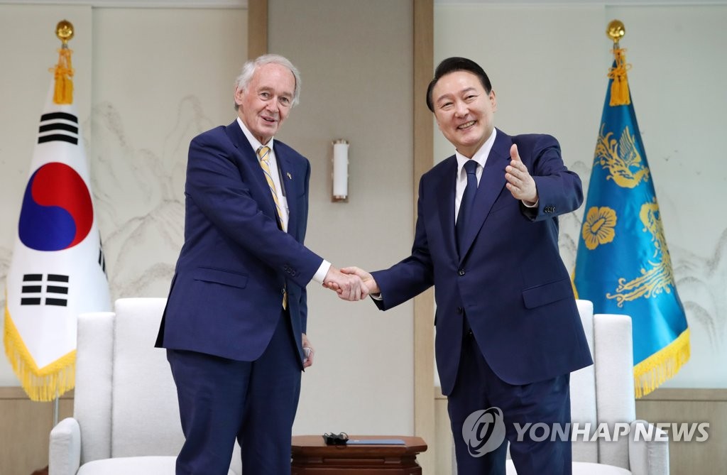 President Yoon Suk-yeol (R) poses for a photo with U.S. Sen. Ed Markey (D-MA) at his office in Seoul on Aug. 12, 2022. (Pool photo) (Yonhap)