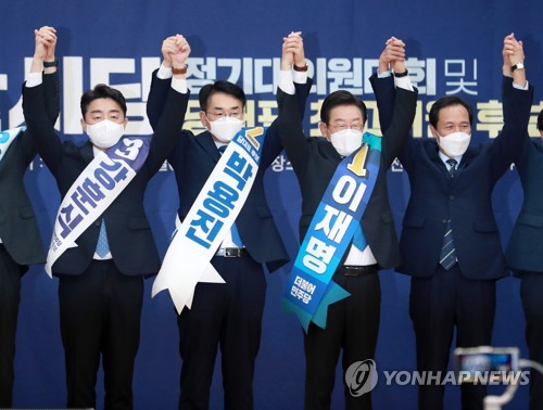 손 맞잡은 민주당 당 대표 후보와 지도부