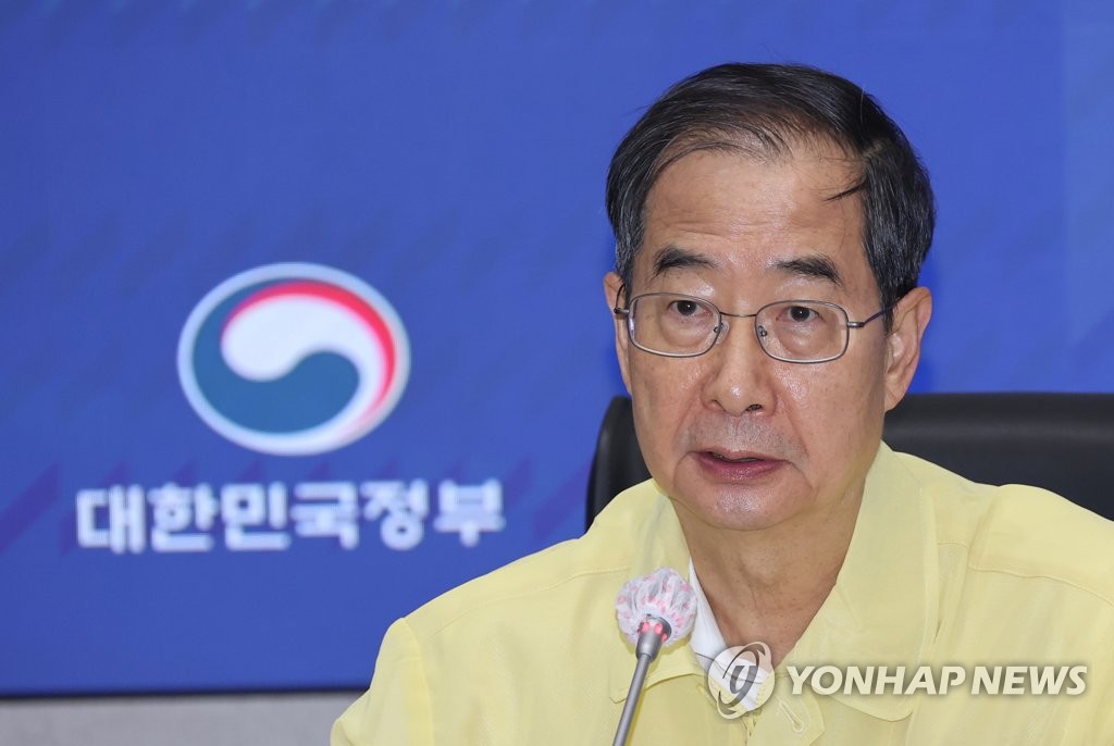 Prime Minister Han Duck-soo speaks at a disaster response meeting on Aug. 14, 2022. (Yonhap) 