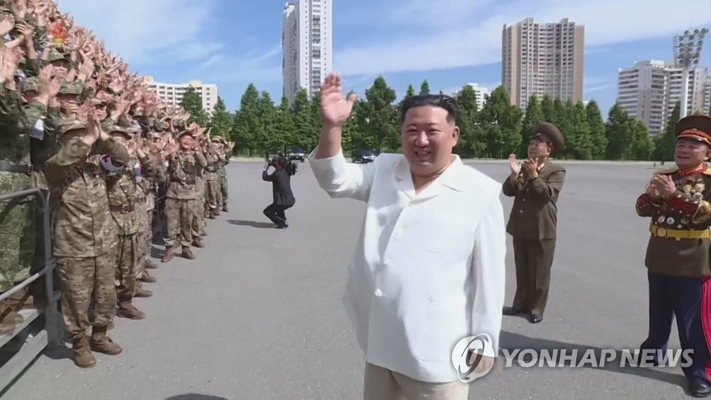 Kim Jong-un con soldados norcoreanos Kim Jong-un con soldados norcoreanos