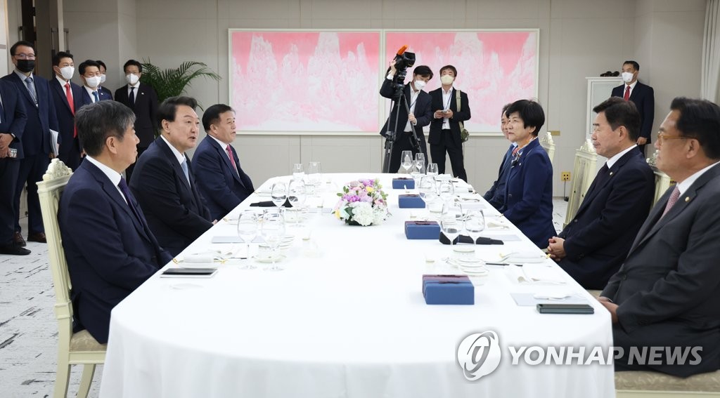 Yoon et le président du Parlement Yoon et le président du Parlement