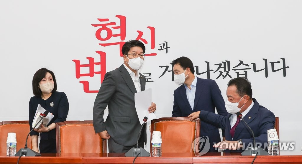 비상대책위원회의 참석하는 권성동 원내대표