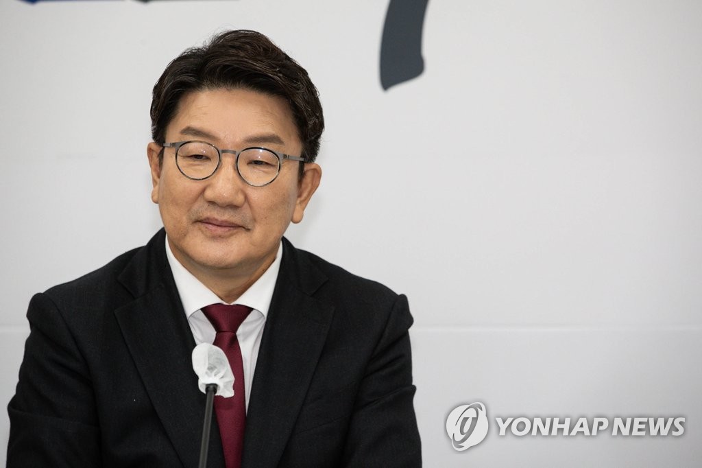 인사말 경청하는 권성동