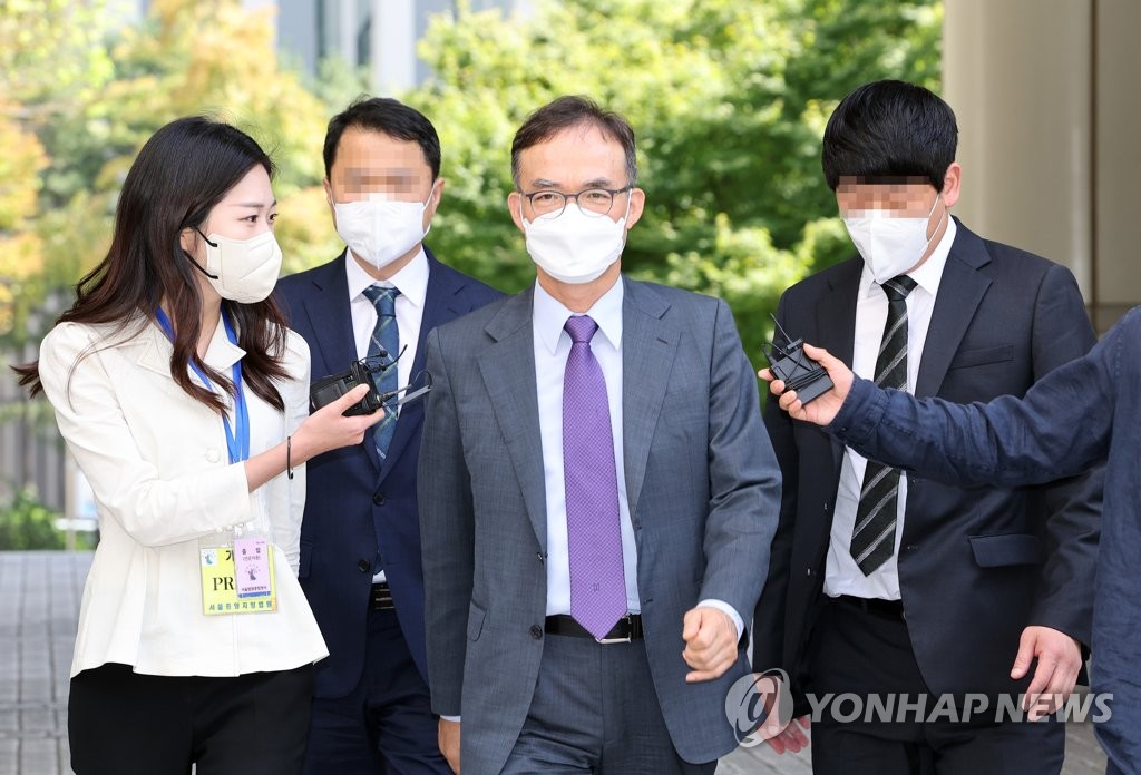 증인으로 출석하는 문무일 전 검찰총장