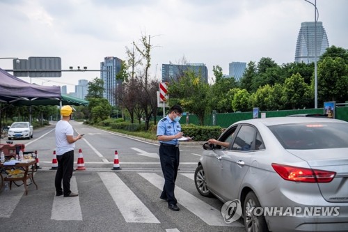 '코로나19 봉쇄' 중국 청두서 차량 검문하는 경찰