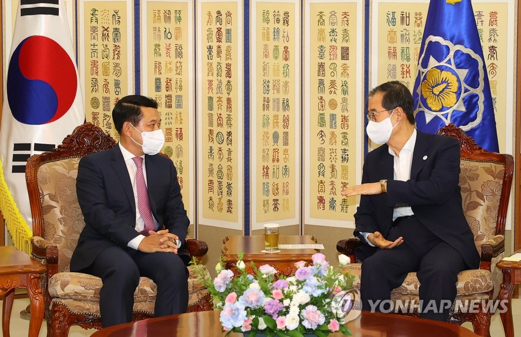 South Korean Prime Minister Han Duck-soo (R) meets Laotian Deputy Prime Minister Saleumxay Kommasith in Seoul on Sept. 5, 2022, in this photo released by the prime minister's office. (PHOTO NOT FOR SALE) (Yonhap)