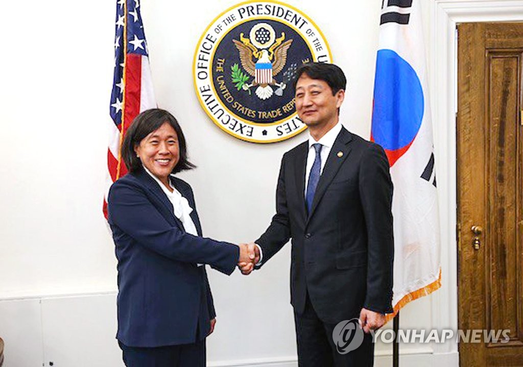 South Korea's Trade Minister Ahn Duk-geun (R) shakes hands with U.S. Trade Representative Katherine Tai ahead of their talks in Washington on Sept. 8, 2022. (PHOTO NOT FOR SALE) (Yonhap)