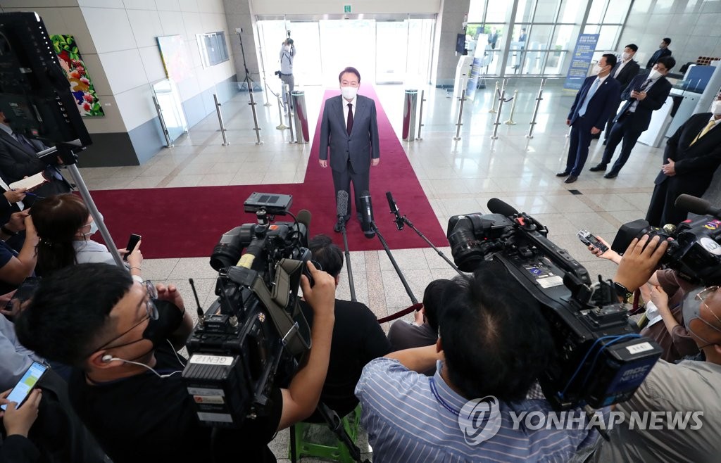 President Yoon Suk-yeol speaks to reporters as he arrives at the presidential office in Seoul on Sept. 15, 2022. (Pool photo) (Yonhap)