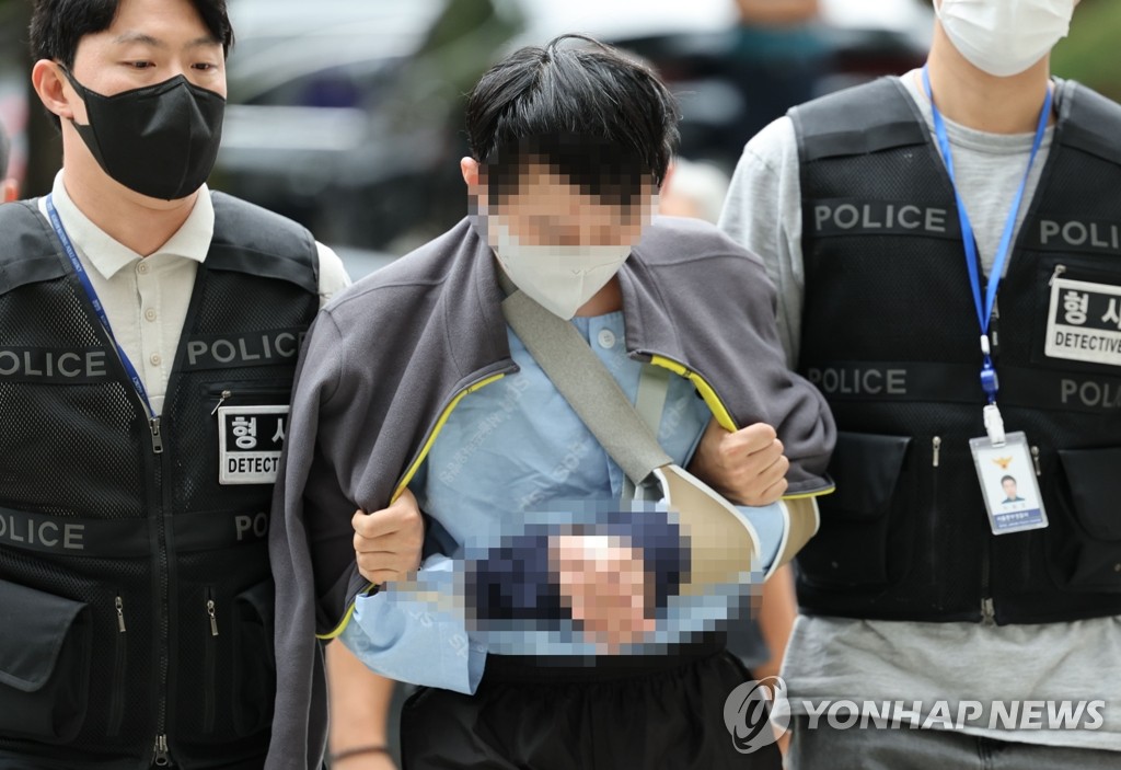 Jeon Joo-hwan, the suspect in the murder of a female Seoul Metro employee at Sindang Station shows up for a court hearing at the Seoul Central District Office on Sept. 16, 2022. (Yonhap)