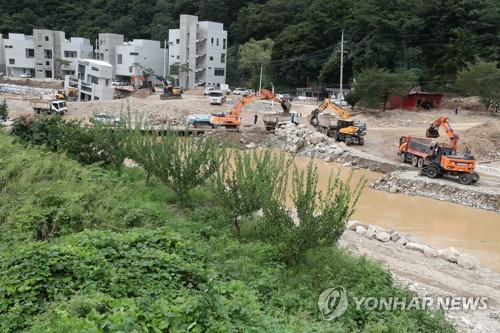 복구 서두르는 작업자