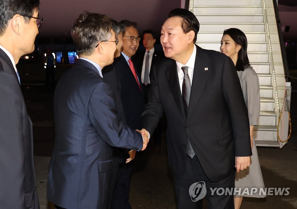 뉴욕 도착한 윤석열 대통령 내외