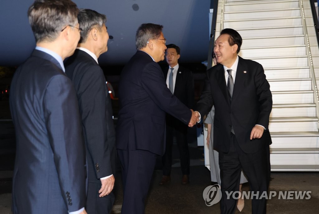El presidente surcoreano, Yoon Suk-yeol (dcha.), estrecha la mano del ministro de Asuntos Exteriores surcoreano, Park Jin (segundo por la dcha.), al llegar, el 19 de septiembre de 2022 (hora local), al Aeropuerto Internacional John F. Kennedy, en Nueva York.