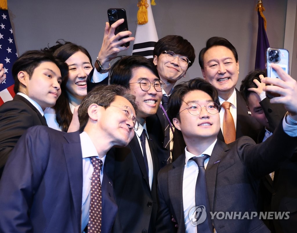 Yoon visita la Universidad de Nueva York Yoon visita la Universidad de Nueva York