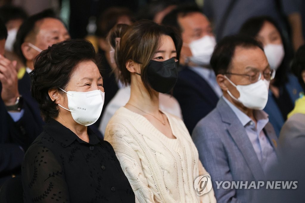노무현 전 대통령 영상 보는 권양숙 여사와 노서은 씨