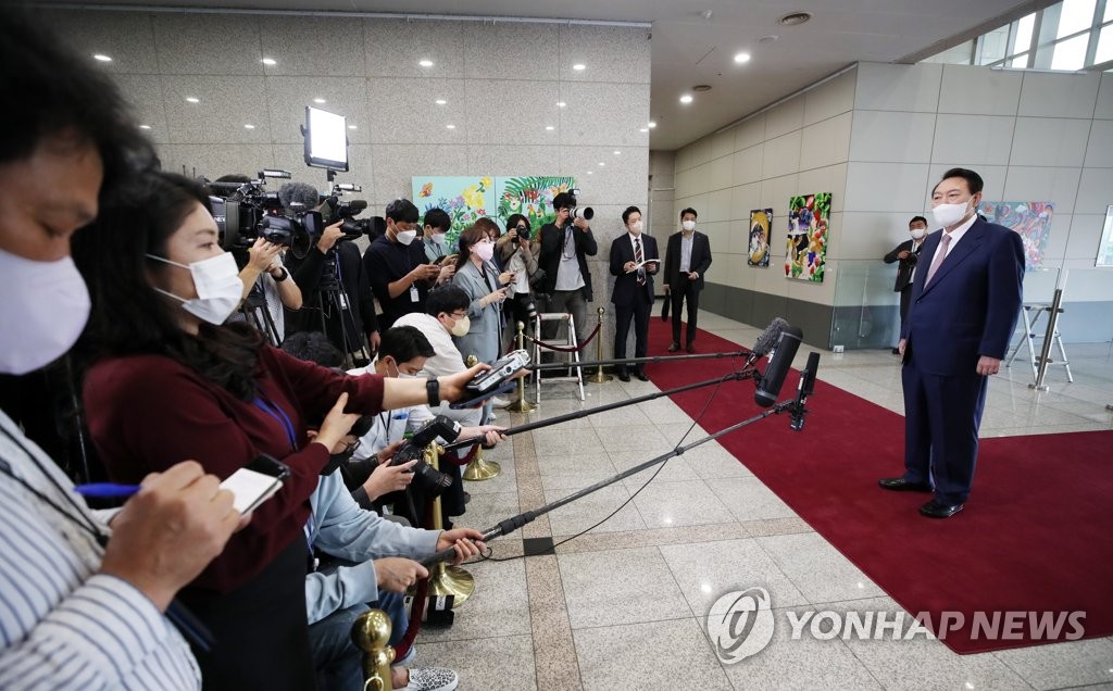 출근길 문답하는 윤석열 대통령