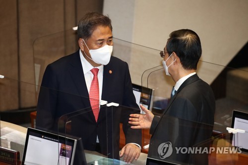 국무총리와 대화하는 외교부 장관