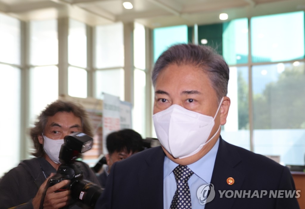 출근하는 박진 장관