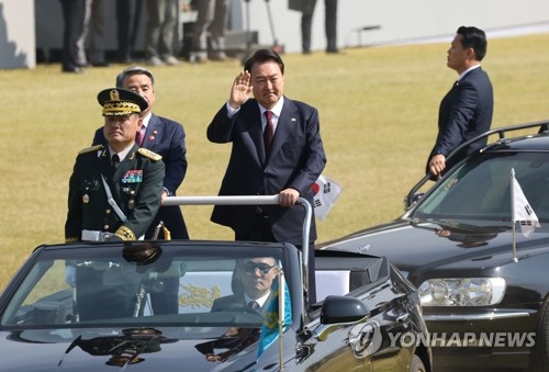 열병하는 윤석열 대통령