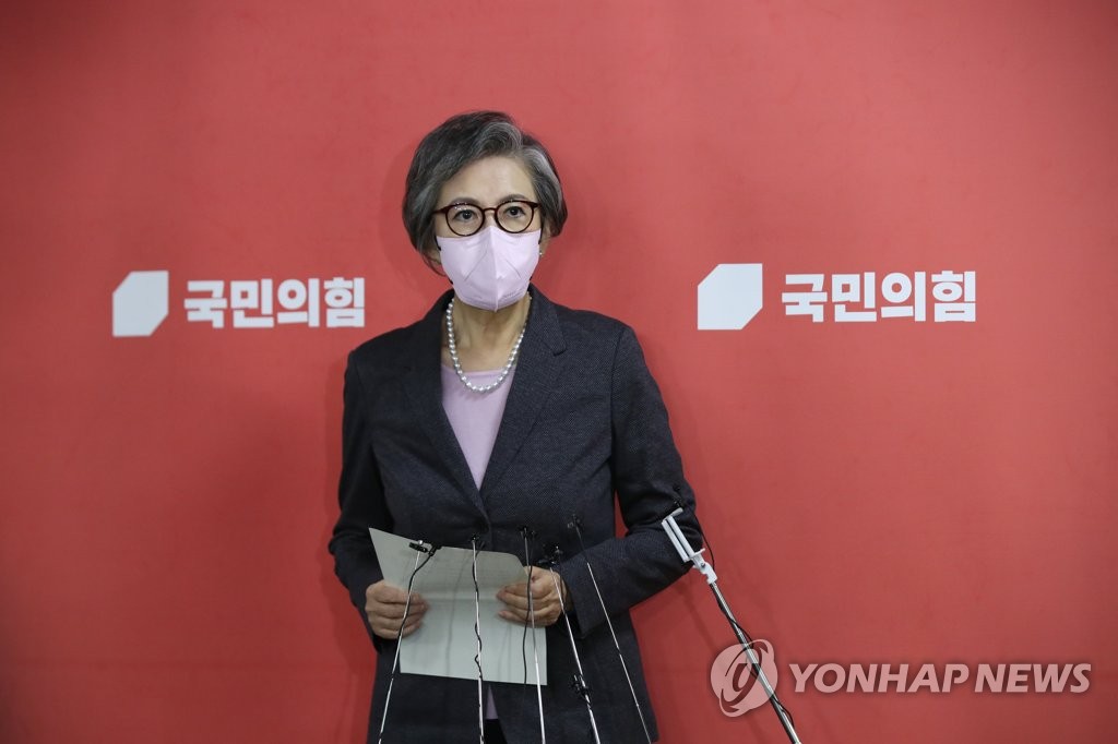 취재진 질문에 답하는 국민의힘 이양희 윤리위원장