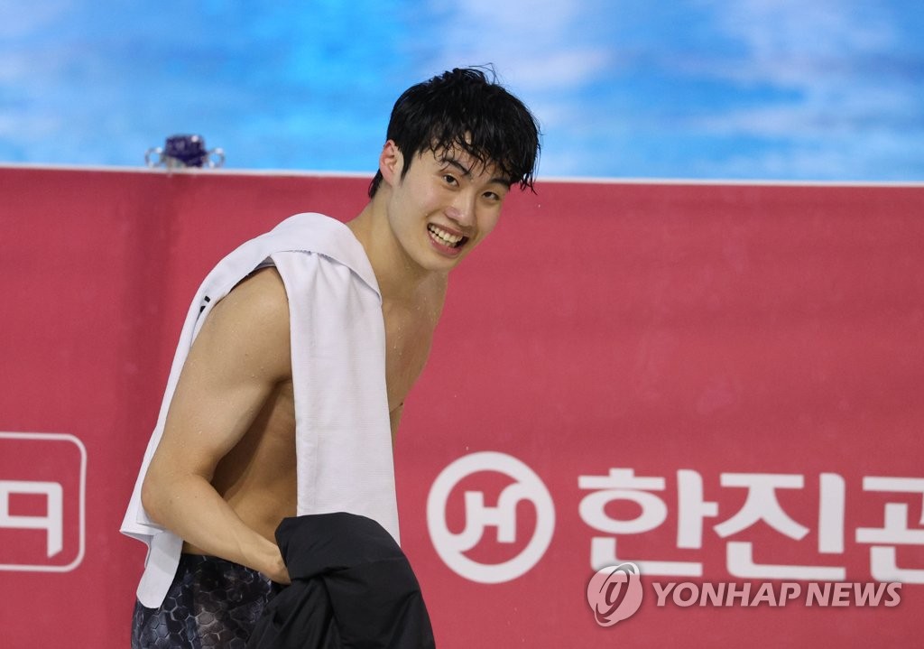 관중 향해 인사하는 황선우