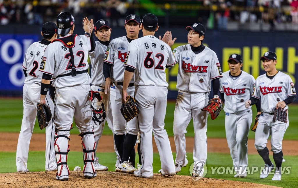 KT Wiz players celebrate their 6-2 victory over the Kia Tigers in a Korea Baseball Organization wild card game at KT Wiz Park in Suwon, 35 kilometers south of Seoul, on Oct. 13, 2022. (Yonhap)