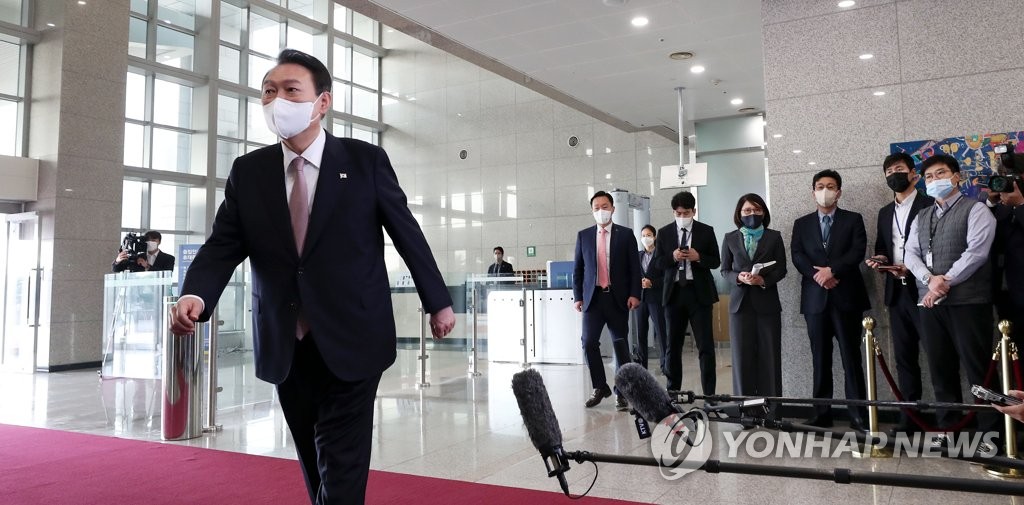 집무실 향하는 윤석열 대통령