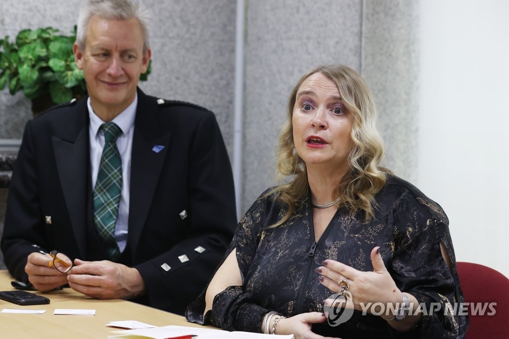 인터뷰하는 영국 정부 대표단